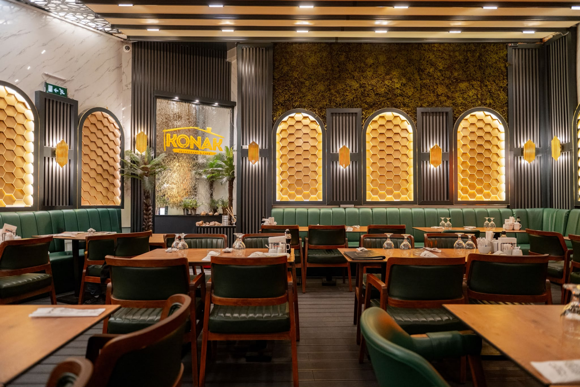 Interiorul Restaurantului Konak — 2